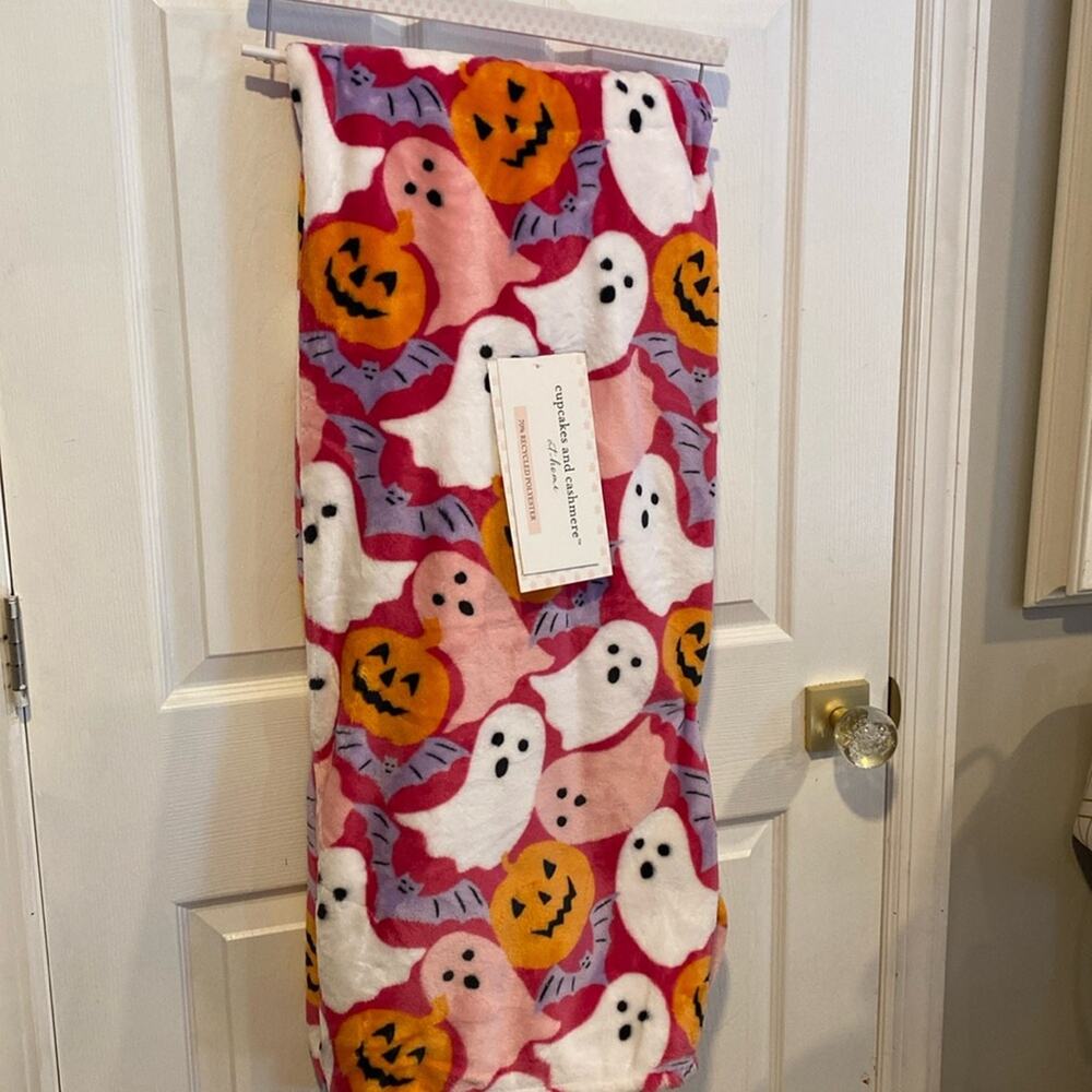 BNWT CUPCAKES AND CASHMERE Pink Purple Ghosts Pumpkins Halloween Oversized Throw